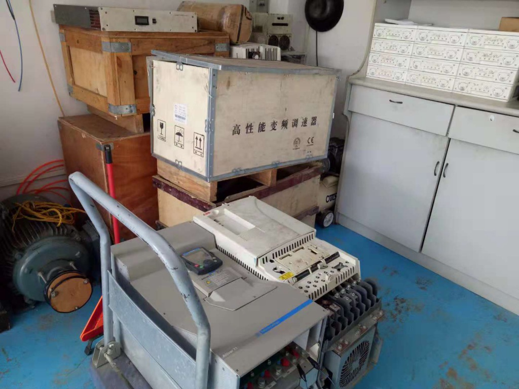 测试盒是自己开发的，用它干什么？ 英国Gsi公司的cw600激光电源，在上一代激光雕刻设备中多有应用，现在任然在生产制造商发挥作重要作用。Cw600的控制器是cw200，由于牵涉到很多外部检测，维修现场是无法带载测试的，这个控制盒就是针对激光电源维修二开发的。 Gsi cw600电源输出最大可达18-22a，一般雕刻时用十几个安培，由于启动时灯管超高阻抗，必须提升电压才能点亮灯管，这个提升高压达1000v左右，测试盒可以在电源电压提升了接通假负载，5kw的假负载，可将输出电流提高到9.5a左右。可以说，如果过得了测试，电源维修成功率可高达95%以上，是维修这个电源的法宝。