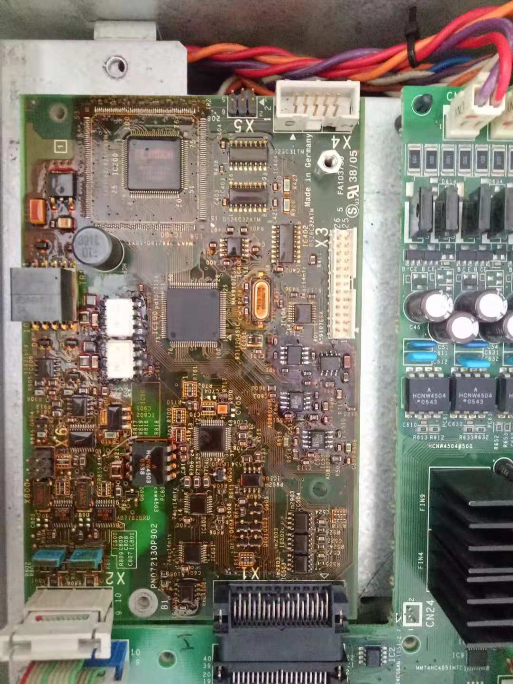 2.丹佛斯的产品设计自成一个体系，国内的海利普就引进了丹佛斯的技术。丹佛斯喜欢分散型的电源设计，喜欢用两个处理器。这样做的好处是故障范围可以尽量做到不扩散。高低压电源的设计也是这样的理念。但实际使用中，丹佛斯的电路相反不是那么稳定，反而让结构变得复杂化（特别是小功率变频器）。 这台设备是200kw的fc302系列，fc302系列也是丹佛斯高级产品，本来是好的，工厂电气人员正常保养后，发现开不了机。经过排查，最初是电源故障，但外边维修人员将电源修复后，上电无显示。换另一单位再维修，工程师说电源是好的，建议不要修理，更换新变频器。用户还想再试一次维修，由于变频器功率较大，价格不菲，到我这里已经是第三家公司。经过仔细检测，发现前两家公司就失手在丹佛斯的分散电源控制上，24v虽然去了主板，但主板5v并没有工作。5v电源损坏，故障可大可小，顺着这个思路一路检测下去，阻抗不对，用电流法，很快就确定出主板上有电容短路，更换后，上电有显示。但进不了自检，细测发现1.85v供电不对，更换该ic，变频器已经正常……